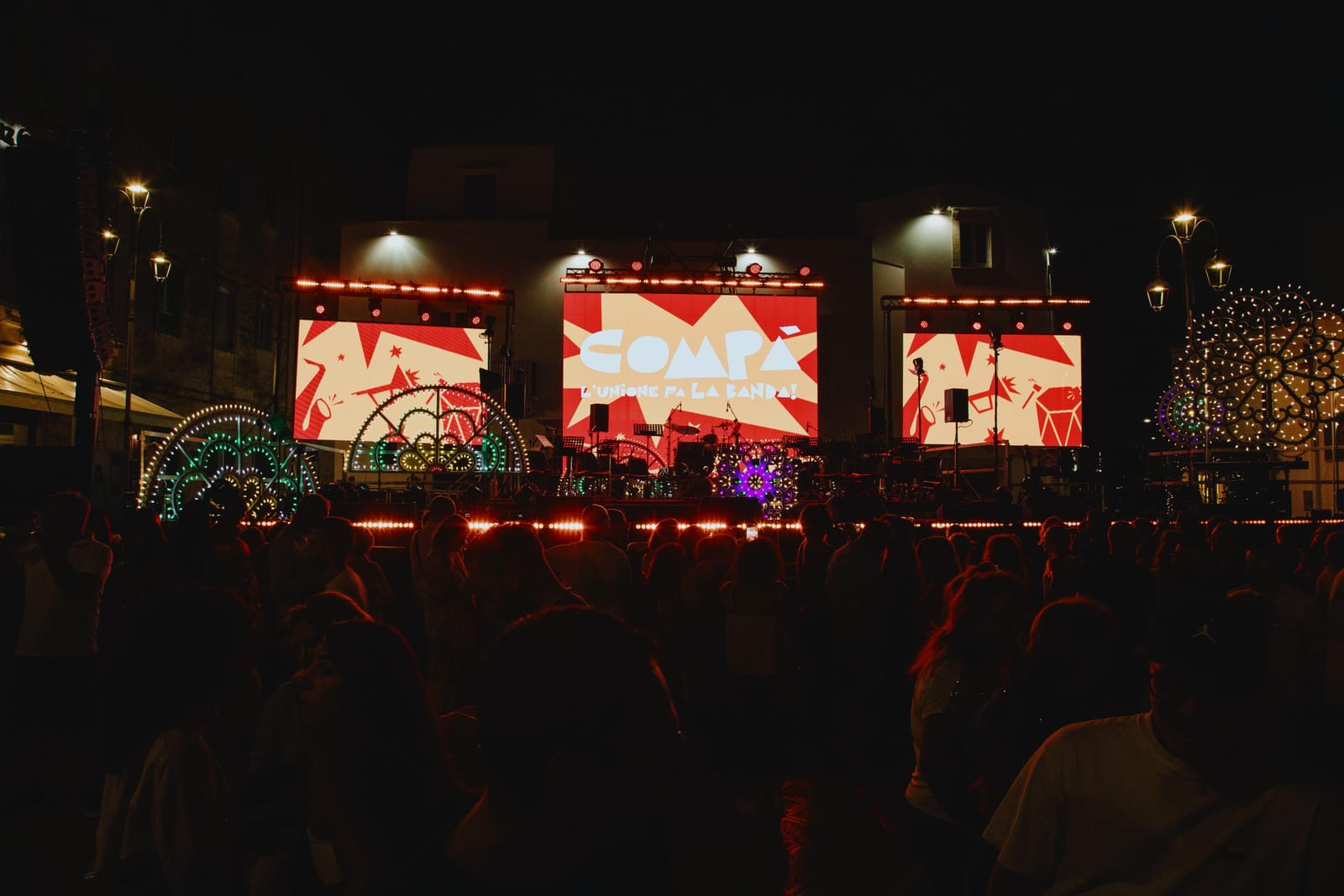 Il palco di Compà, L'Unione fa la Banda, con il pubblico e le luminarie di Martina Franca