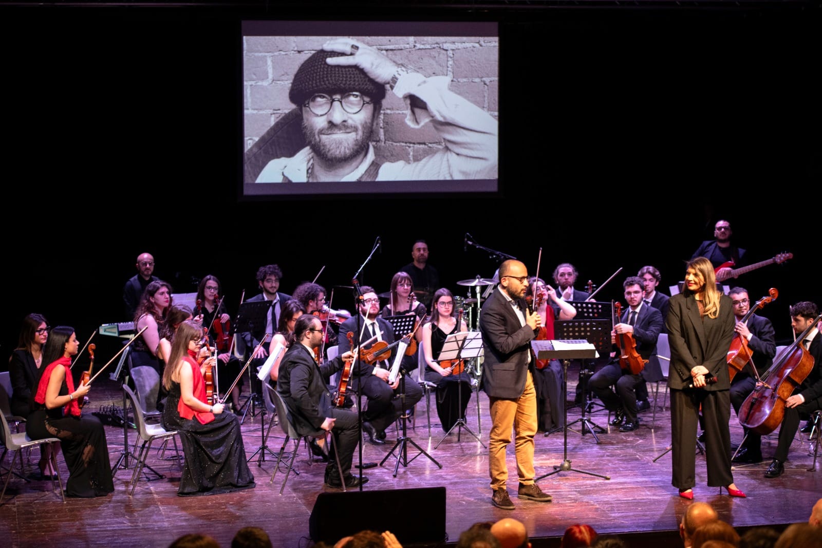 Orchestra sul palco del Teatro India durante Cosa Direbbe Lucio