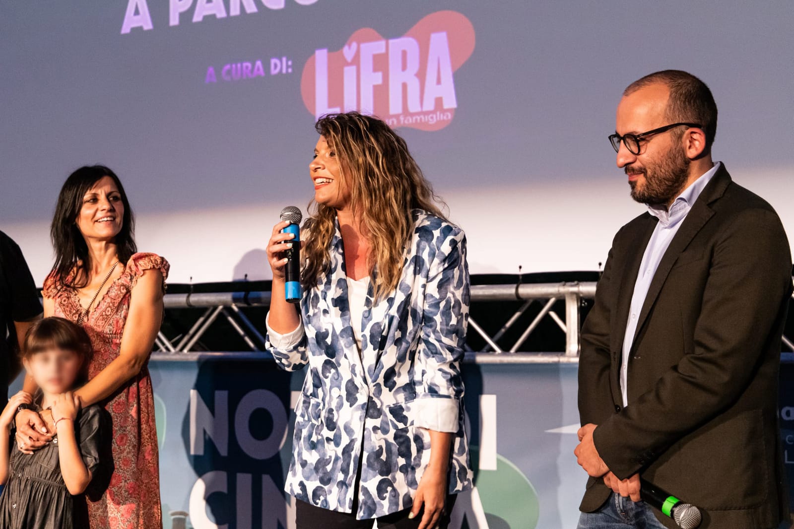Laura Rubino sul palco di Notti di Cinema con gli ospiti della serata